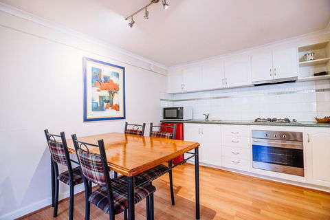 Warburton Lodge - Accommodation in Surfers Paradise 3