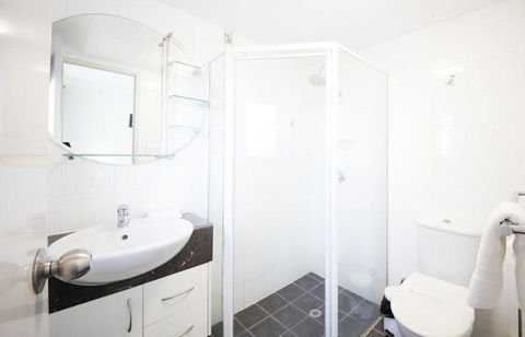 Warringa Surf Holiday Apartments - Accommodation in Surfers Paradise 0
