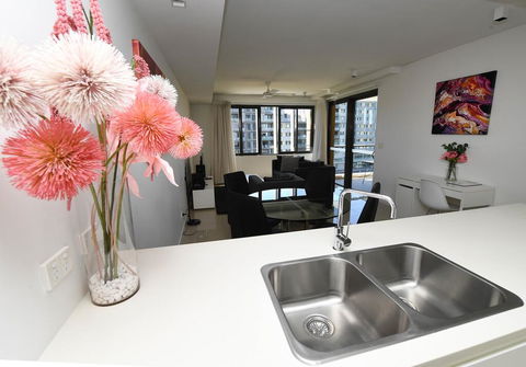WATERFRONT DARWIN TROPICAL DELIGHT - Accommodation in Surfers Paradise 0