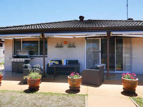 Waterfront Haven With Jetty, Mooring And WiFI - Accommodation in Surfers Paradise 1