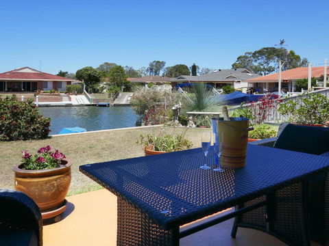 Waterfront Haven With Jetty, Mooring And WiFI - Accommodation in Surfers Paradise 0