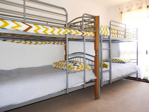 Waterfront Haven With Jetty, Mooring And WiFI - Accommodation in Surfers Paradise 2