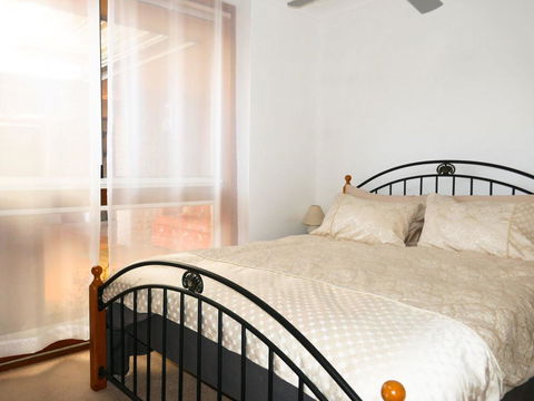 Waterfront Haven With Jetty, Mooring And WiFI - Accommodation in Surfers Paradise 3