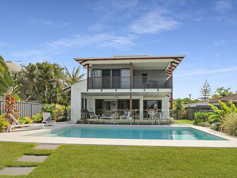 WATERFRONT HOME BORDERING MOOLOOLABA - Accommodation in Surfers Paradise 0