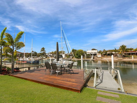 WATERFRONT HOME BORDERING MOOLOOLABA - Accommodation in Surfers Paradise 1