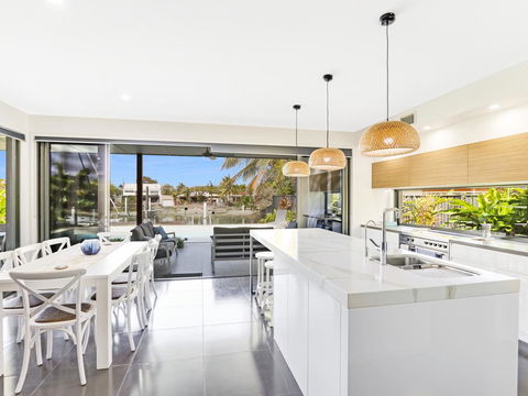 WATERFRONT HOME BORDERING MOOLOOLABA - Accommodation in Surfers Paradise 3