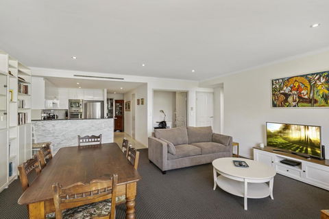 Waterfront Resort Living With Space For The Family - Accommodation in Surfers Paradise 3