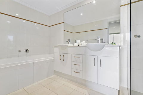 Waterfront Resort Living With Space For The Family - Accommodation in Surfers Paradise 2
