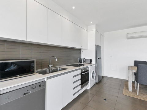 WATERFRONT SEVEN - In The Heart Of Lorne - Accommodation in Surfers Paradise 1