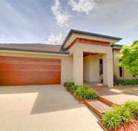 Newington Lakehouse - Accommodation in Surfers Paradise