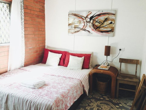 XYL Pets Friendly Seaside Boutique Guesthouse - Accommodation in Surfers Paradise 0
