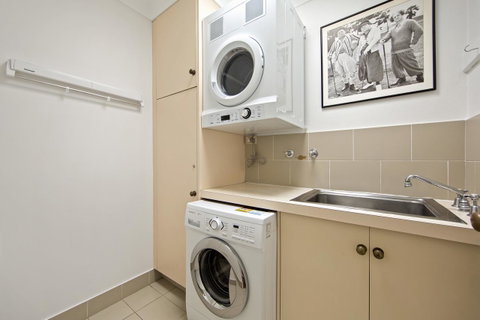 Montipora Unit 3 - In The Heart Of Airlie, Wi-fi And Netflix - Accommodation in Surfers Paradise 9