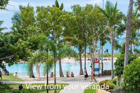 Montipora Unit 3 - In The Heart Of Airlie, Wi-fi And Netflix - Accommodation in Surfers Paradise 0