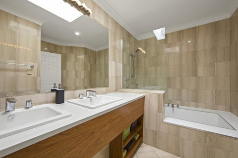 Montipora Unit 3 - In The Heart Of Airlie, Wi-fi And Netflix - Accommodation in Surfers Paradise 8