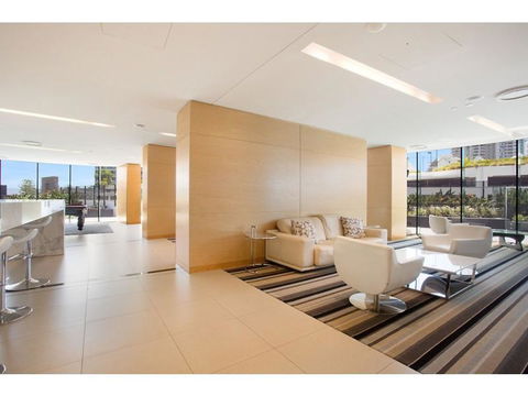 Luxury 3 Bedroom In Heart Of Broadbeach - Accommodation in Surfers Paradise 8