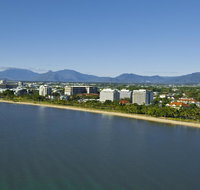 Holiday Inn Cairns Harbourside - Accommodation in Surfers Paradise