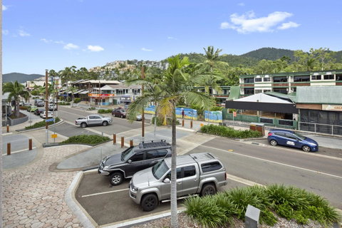 Location! 2BR Town View Unit In Centre Of Airlie. - Accommodation in Surfers Paradise 1