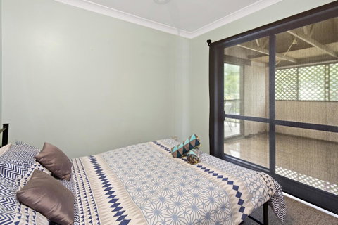 Location! 2BR Town View Unit In Centre Of Airlie. - Accommodation in Surfers Paradise 5