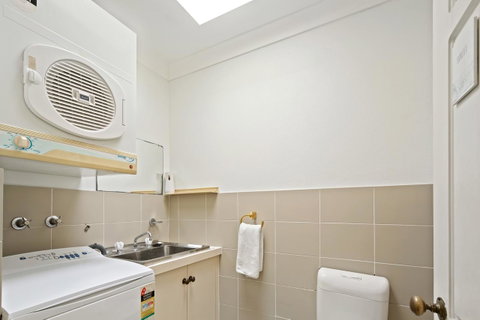 Location! 2BR Town View Unit In Centre Of Airlie. - Accommodation in Surfers Paradise 18