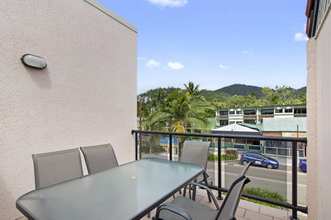 Location! 2BR Town View Unit In Centre Of Airlie. - Accommodation in Surfers Paradise 2