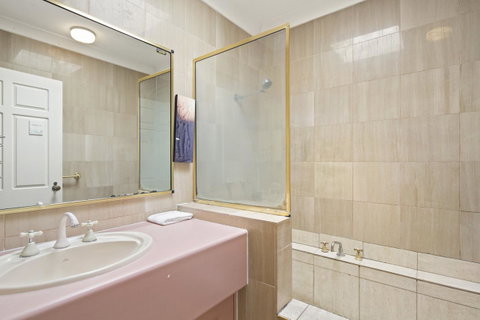 Location! 2BR Town View Unit In Centre Of Airlie. - Accommodation in Surfers Paradise 3