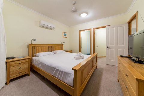 Paradise Penthouse At Waves - Airlie Beach - Accommodation in Surfers Paradise 12