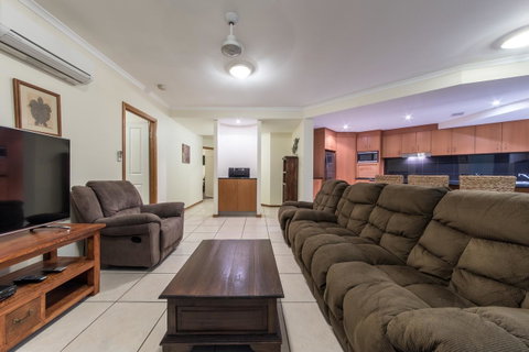 Paradise Penthouse At Waves - Airlie Beach - Accommodation in Surfers Paradise 8