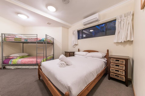 Paradise Penthouse At Waves - Airlie Beach - Accommodation in Surfers Paradise 16