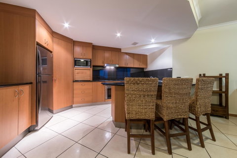 Paradise Penthouse At Waves - Airlie Beach - Accommodation in Surfers Paradise 6