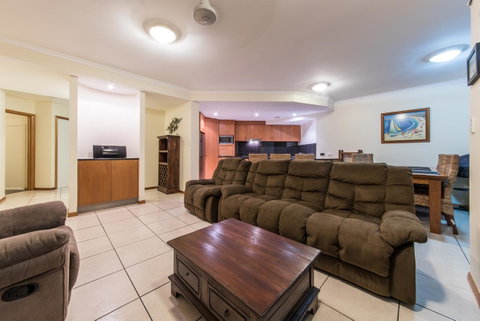 Paradise Penthouse At Waves - Airlie Beach - Accommodation in Surfers Paradise 7