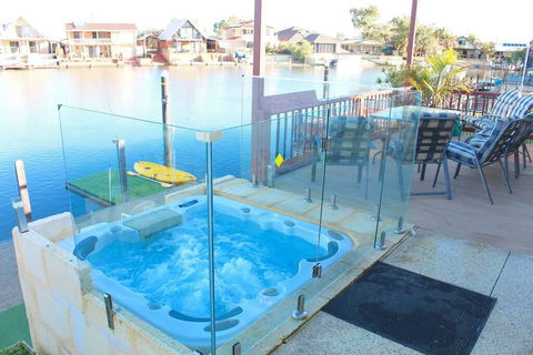 Waterside Resort Style - Accommodation in Surfers Paradise 0