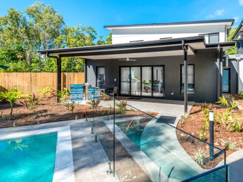 Waves - Tropicana - Clifton Bea - Accommodation in Surfers Paradise 0