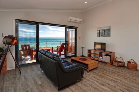 Whale Watcher 1 - Accommodation in Surfers Paradise 3