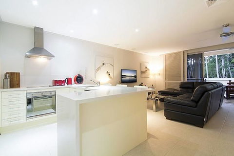 Whispering Palms - Accommodation in Surfers Paradise 2