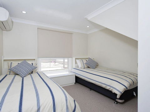 Whispering Sands', 10 Sandy Point Road - Luxury Waterfront Home With Aircon, WIFI & Foxtel - Accommodation in Surfers Paradise 2