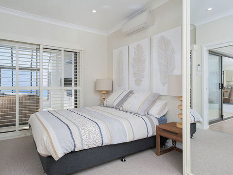 Whispering Sands', 10 Sandy Point Road - Luxury Waterfront Home With Aircon, WIFI & Foxtel - Accommodation in Surfers Paradise 1