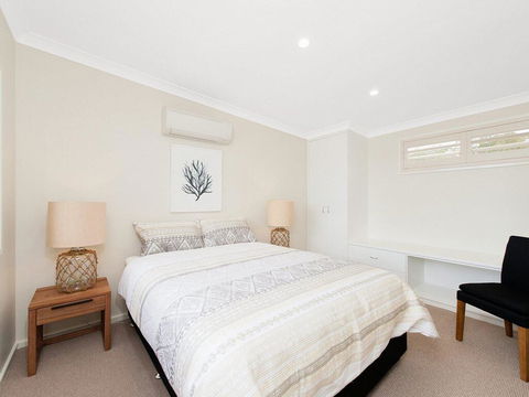Whispering Sands', 10 Sandy Point Road - Luxury Waterfront Home With Aircon, WIFI & Foxtel - Accommodation in Surfers Paradise 3