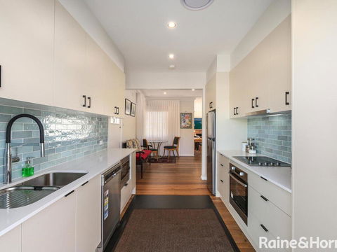 White Beach - 42 Ash Street - Accommodation in Surfers Paradise 0