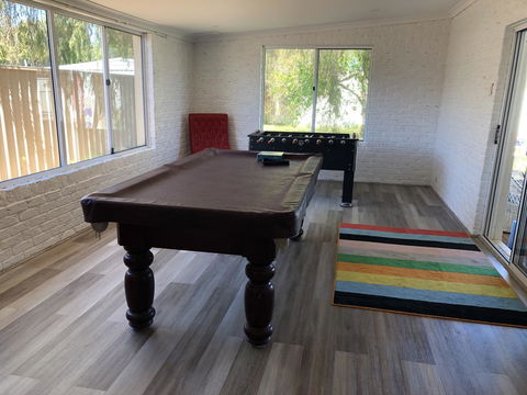 White Cottage - Accommodation in Surfers Paradise 1