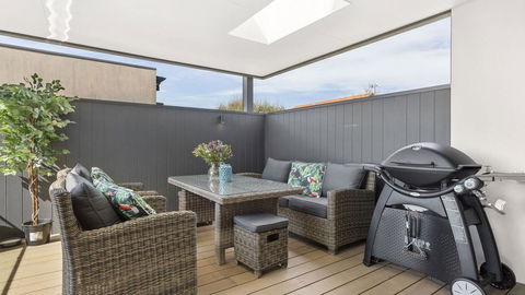 WHITEHAVEN - MORNINGTON - Accommodation in Surfers Paradise 2
