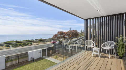 WHITEHAVEN - MORNINGTON - Accommodation in Surfers Paradise 0