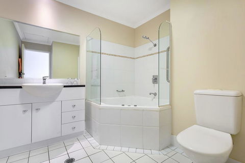 Whitesands, Unit 113/41-45 Shoal Bay Road - Accommodation in Surfers Paradise 1