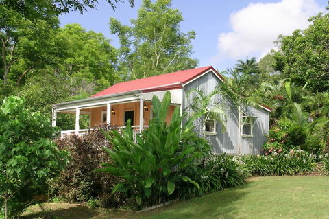 Whitsunday Cane Cutters Cottage - Accommodation in Surfers Paradise 0