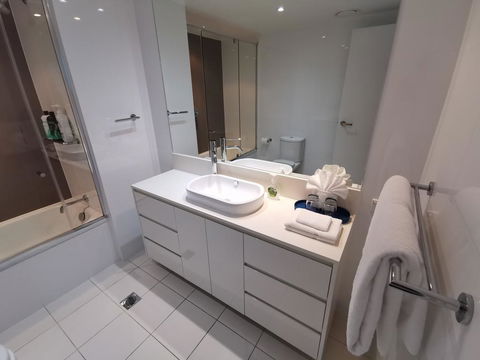 Widest Ocean View And Balcony Luxury Apt - Accommodation in Surfers Paradise 2