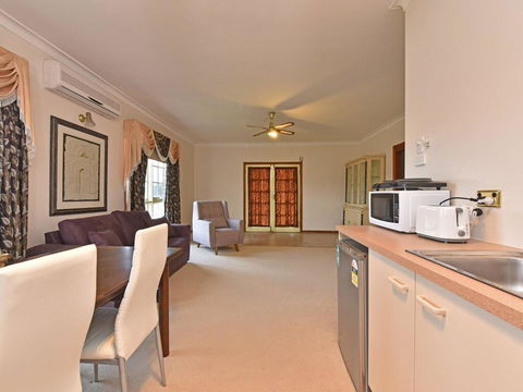 Wine Country Homestead 1br Studio - Accommodation in Surfers Paradise 2