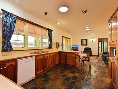 Wine Country Homestead 4-6br House - Accommodation in Surfers Paradise 2