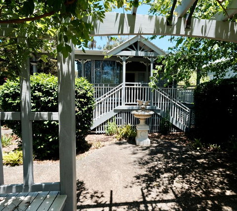 Wisteria Cottage 95 Main Western Road - Accommodation in Surfers Paradise 1