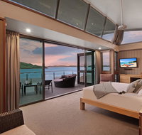 Yacht Club Villa 33 - Serenity - 4 Bedroom 4 Bathroom House Ocean Views 2 Buggies - Accommodation in Surfers Paradise