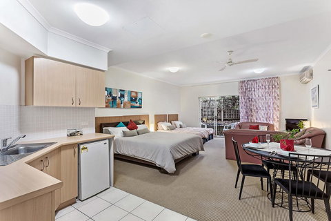 Zenith Studio, Unit 3/10 Messines Street - Accommodation in Surfers Paradise 0