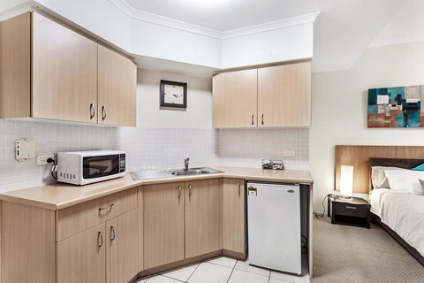 Zenith Studio, Unit 3/10 Messines Street - Accommodation in Surfers Paradise 1